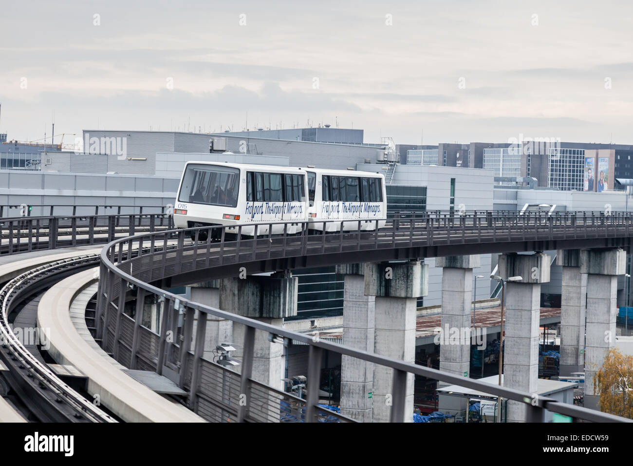 Skyline il treno per il trasporto tra i terminali presso l'Aeroporto Internazionale di Francoforte Foto Stock
