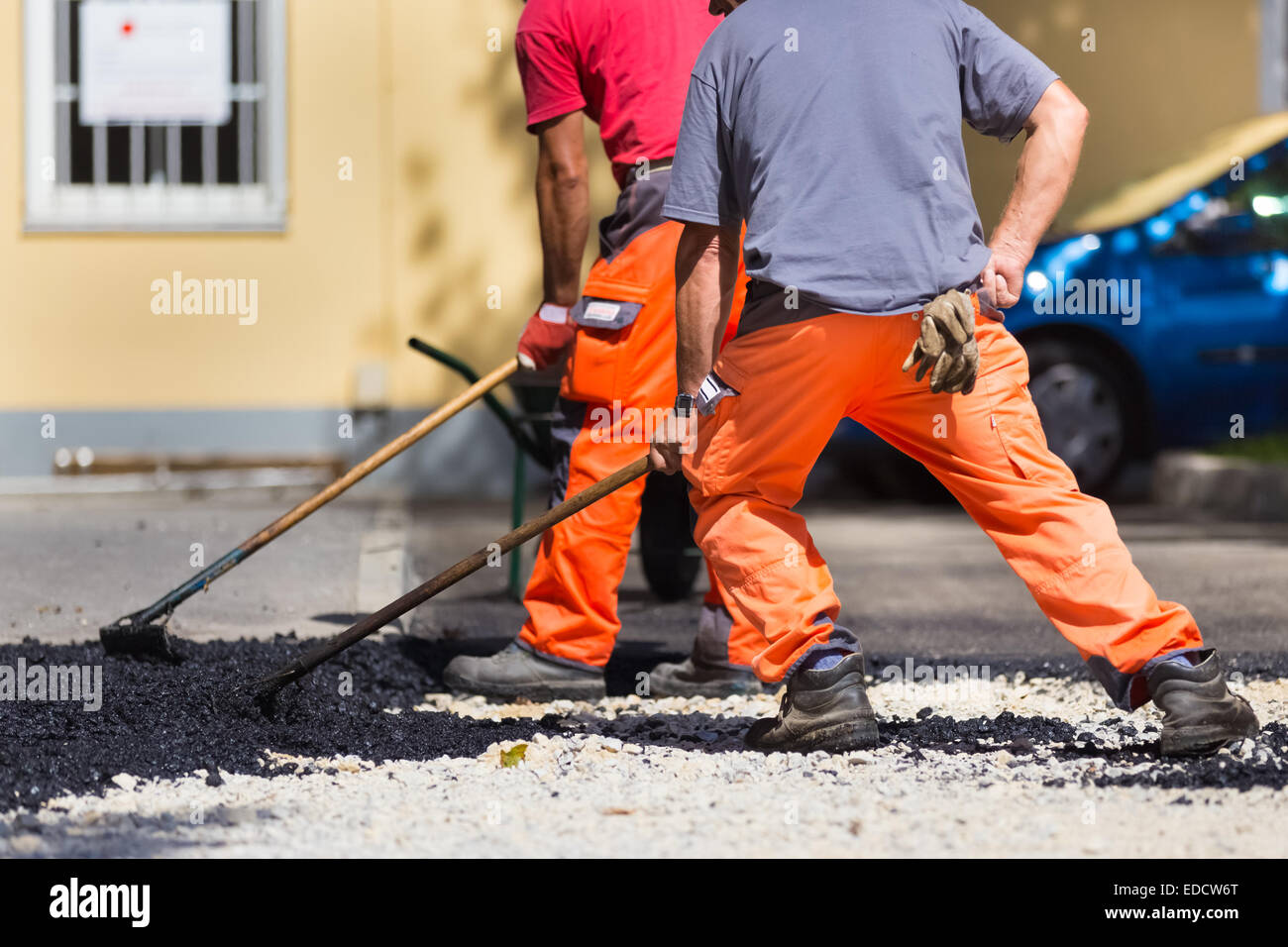 Rivestimento in asfalto il lavoro manuale. Foto Stock