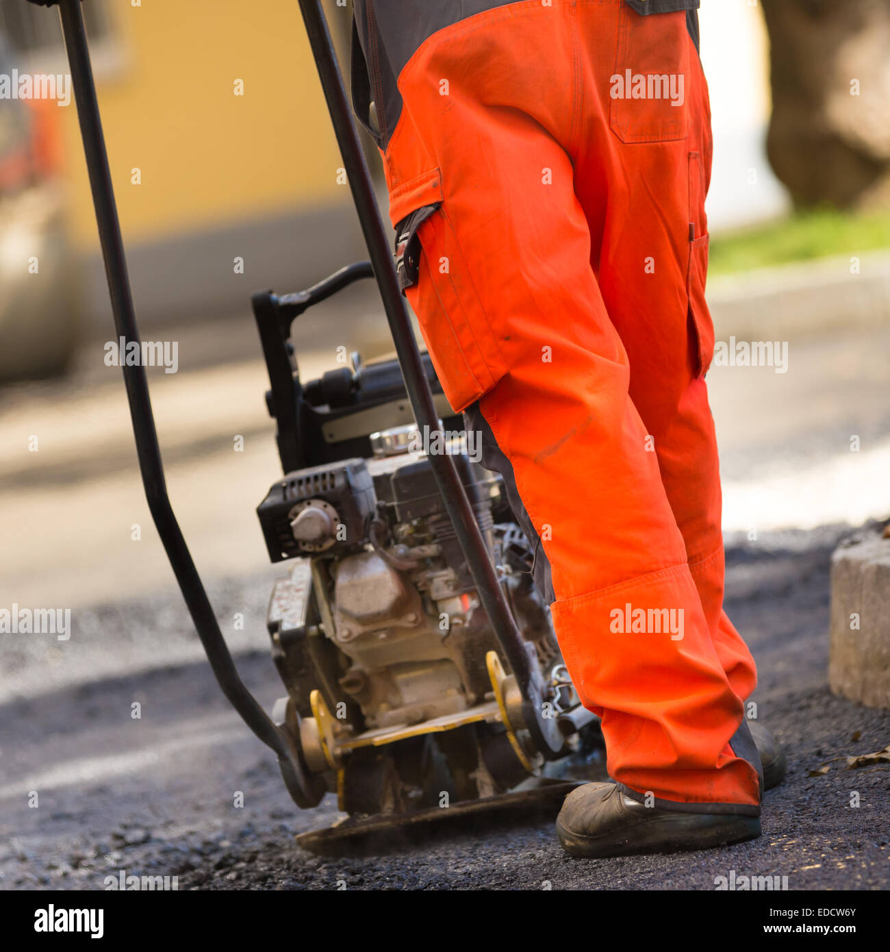 Rivestimento in asfalto il lavoro manuale. Foto Stock