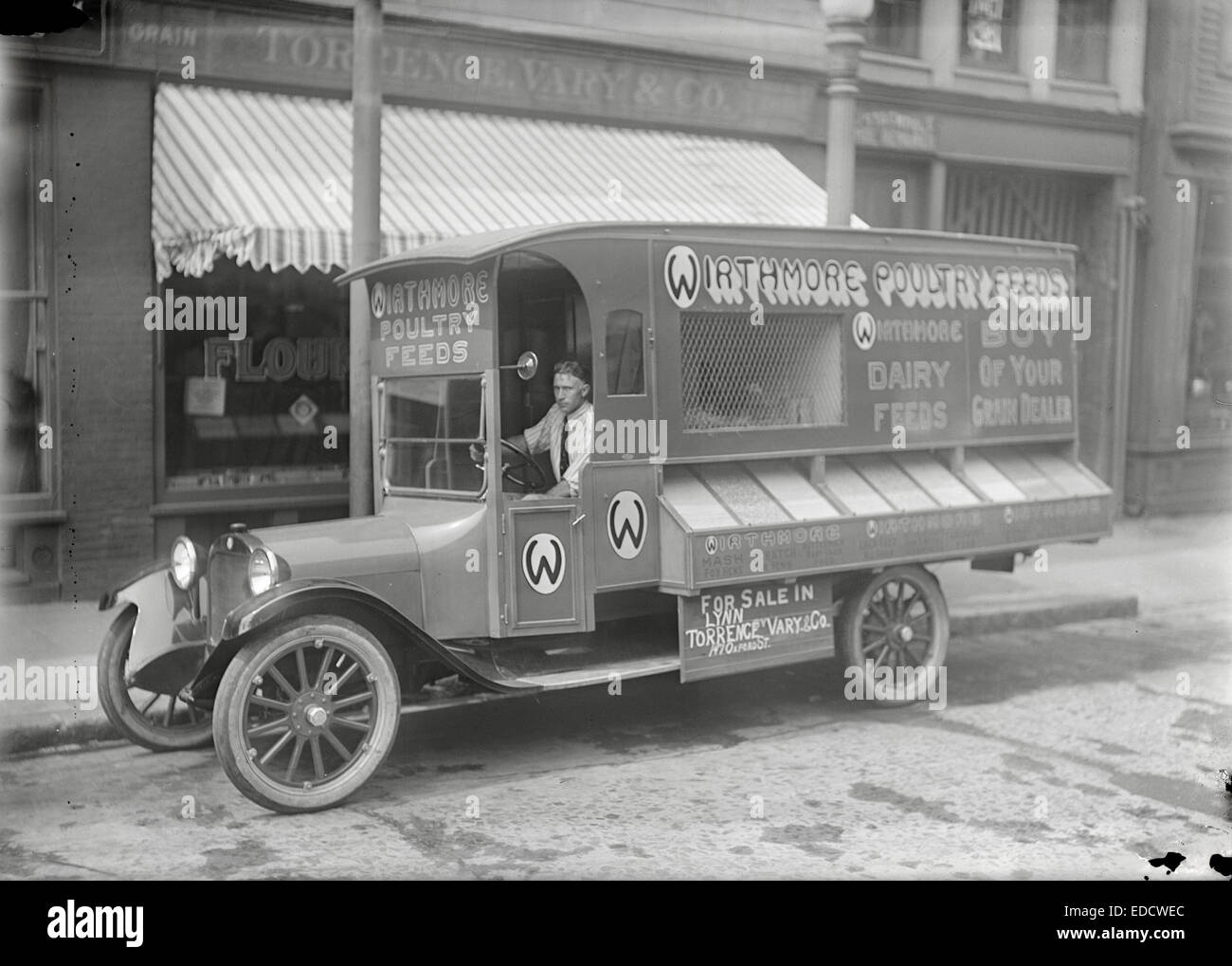 Antico risalente al 1910 fotografia, Wirthmore Avicolo furgone davanti al variare Torrence & Co. La costruzione presso 147 Oxford St in Lynn, Massachusetts, STATI UNITI D'AMERICA. Foto Stock