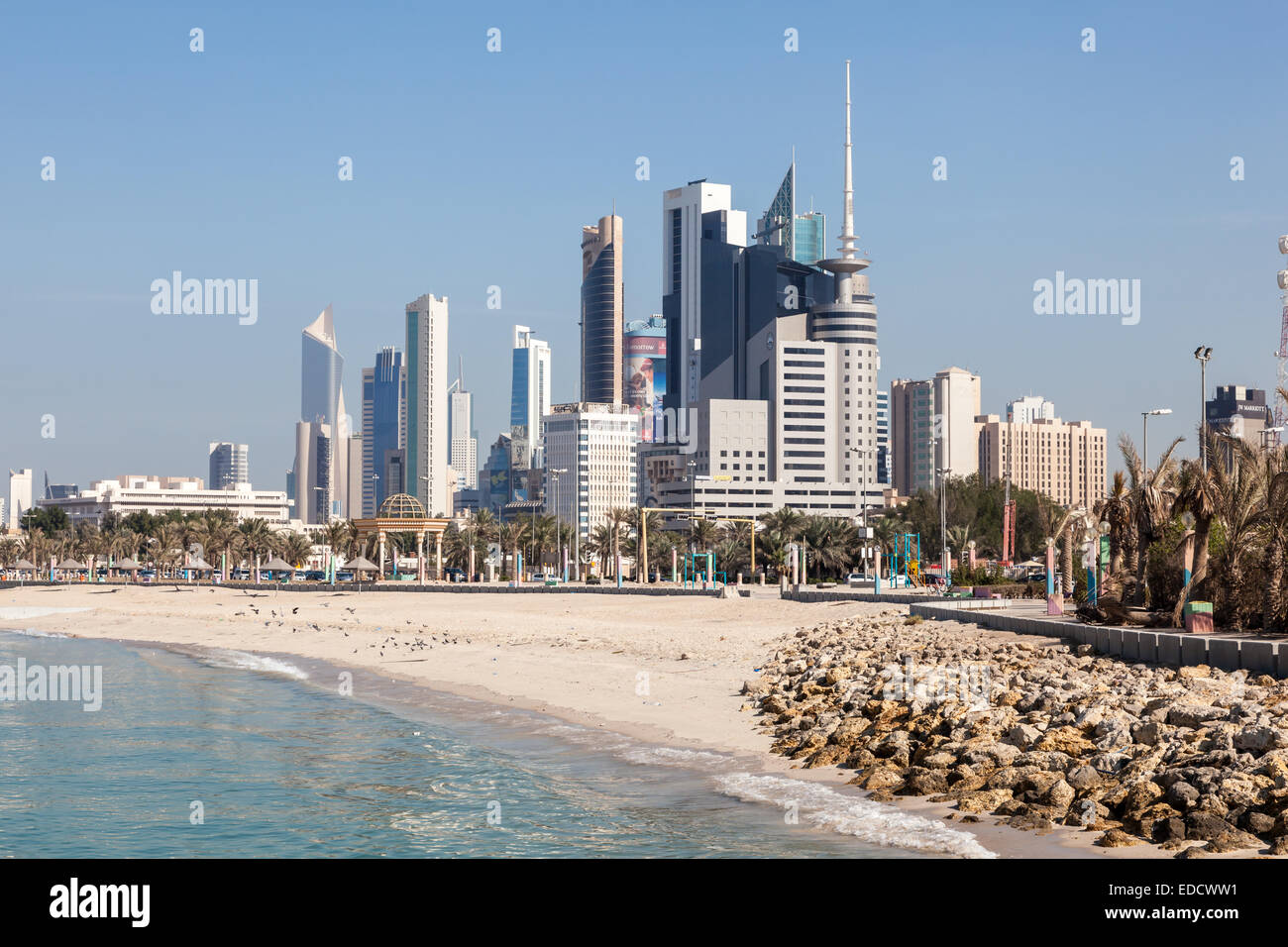 Skyline di Kuwait City da Shuwaikh beach Foto Stock