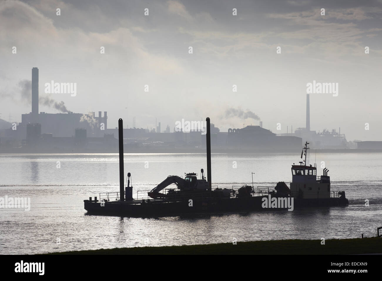 Una schiumarola barca sul fiume Mersey passando Runcorn ICI nella nebbia Foto Stock