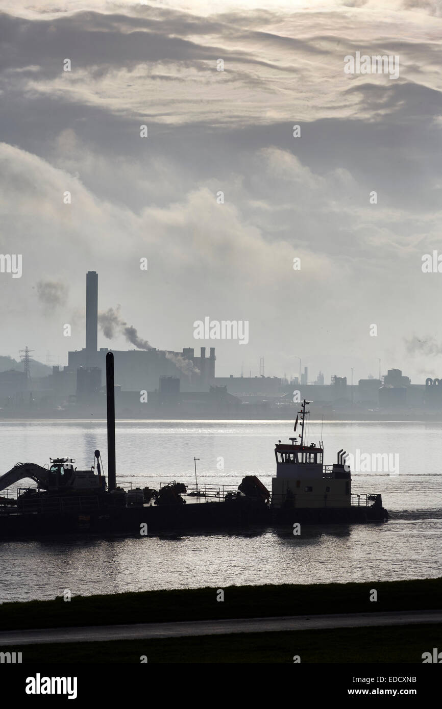 Una schiumarola barca sul fiume Mersey passando Runcorn ICI nella nebbia Foto Stock