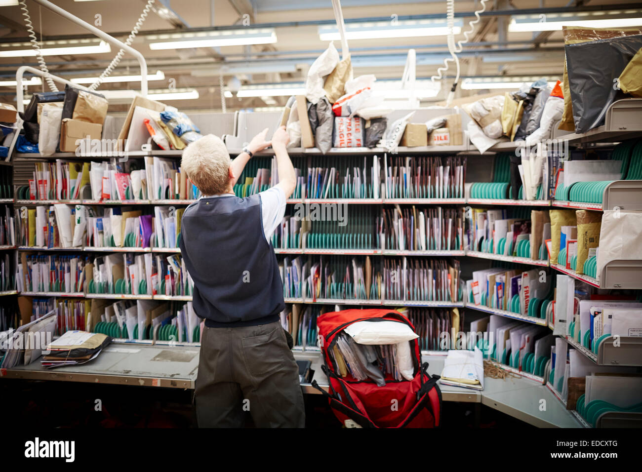 Royal Mail Manchester Sud consegna ufficio di smistamento dei lavoratori la posta a mano Foto Stock