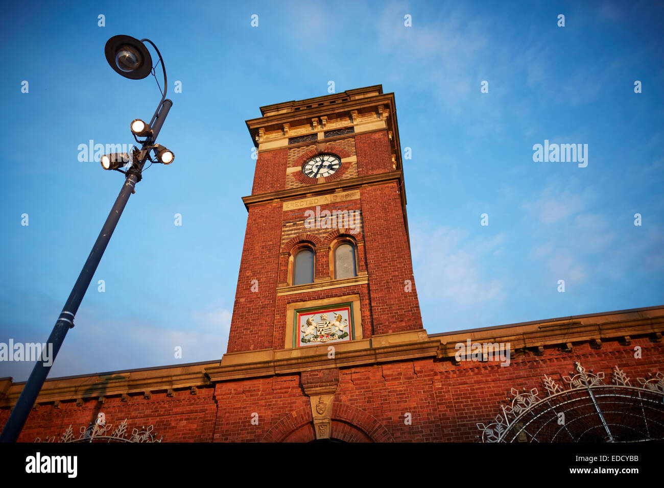 Ashton Under Lyne Tameside, centro città mercato con il mercato sala dietro Foto Stock