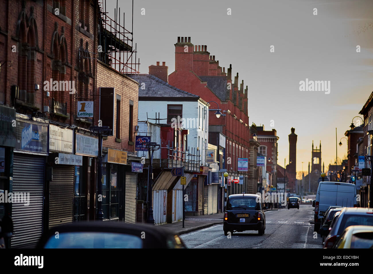 Ashton Under Lyne Tameside, Stamford Street West guardando verso la chiesa di San Pietro. Foto Stock