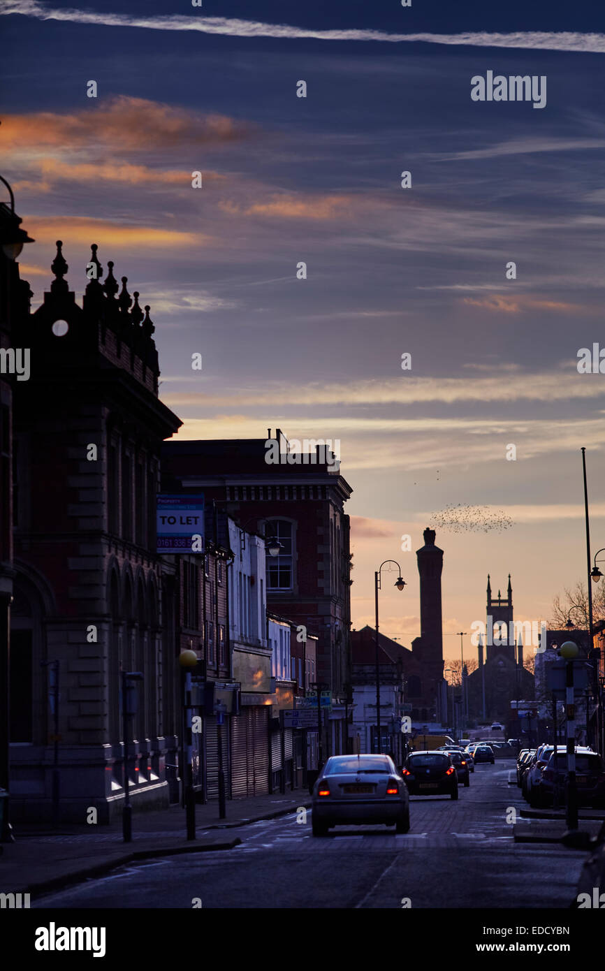 Ashton Under Lyne Tameside, Stamford Street West guardando verso la chiesa di San Pietro. Foto Stock