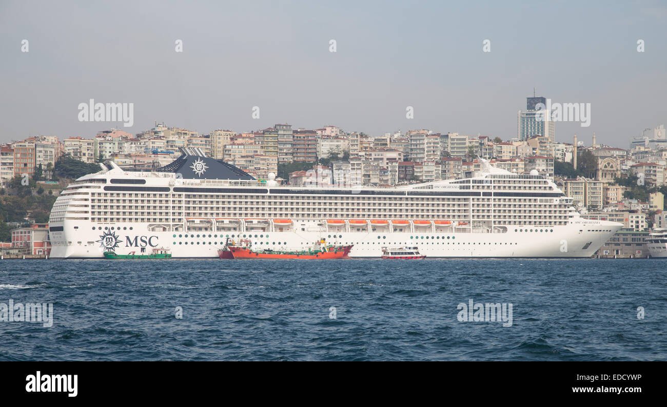 ISTANBUL, Turchia - 07 ottobre 2014: MSC Orchestra nave da crociera nel Porto di Istanbul. La nave ha 3.200 capacità passeggeri con 92,409 g Foto Stock