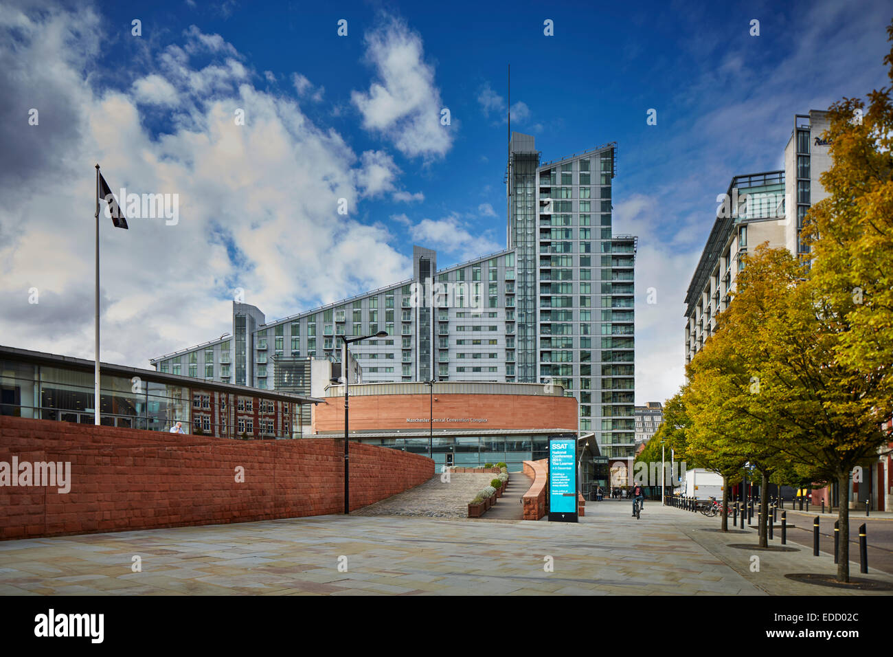 Il centro della città di Manchester, Manchester International Convention Centre con grande torre a nord & Apartments by Assael Architecture Foto Stock