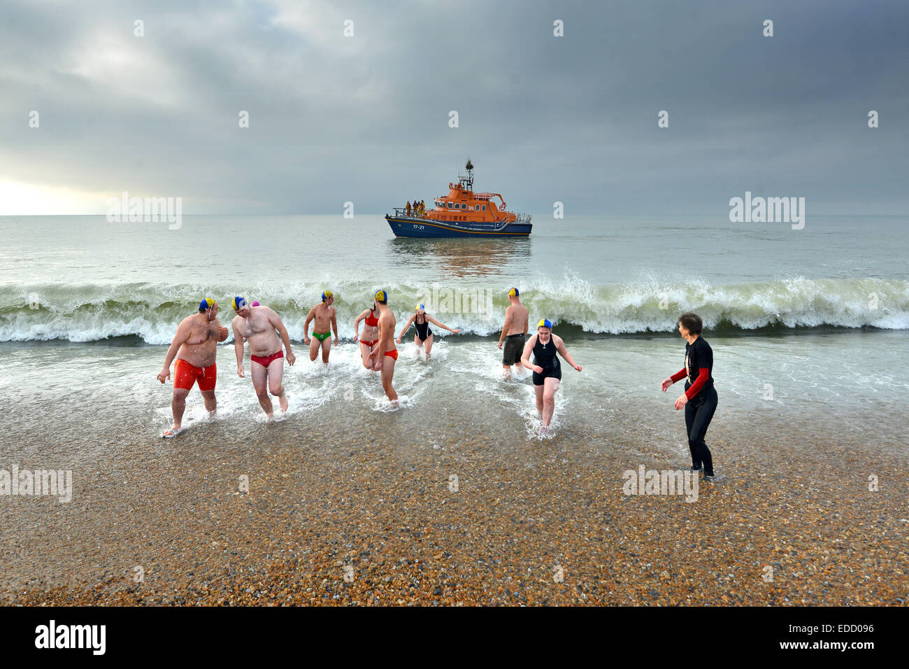 Anno nuovo tuffo in mare da Seaford bagnini, Seaford Bay, Sussex, Regno Unito Foto Stock
