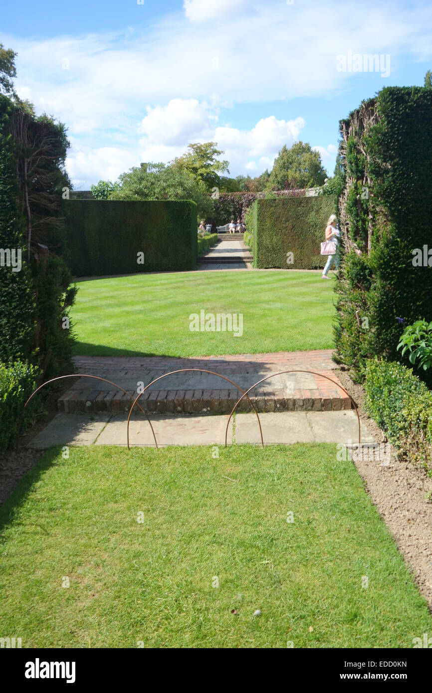 Il giardino presso il castello di Sissinghurst nel Weald del Kent, in Inghilterra a Sissinghurst village, è di proprietà e gestito dalla NT Foto Stock