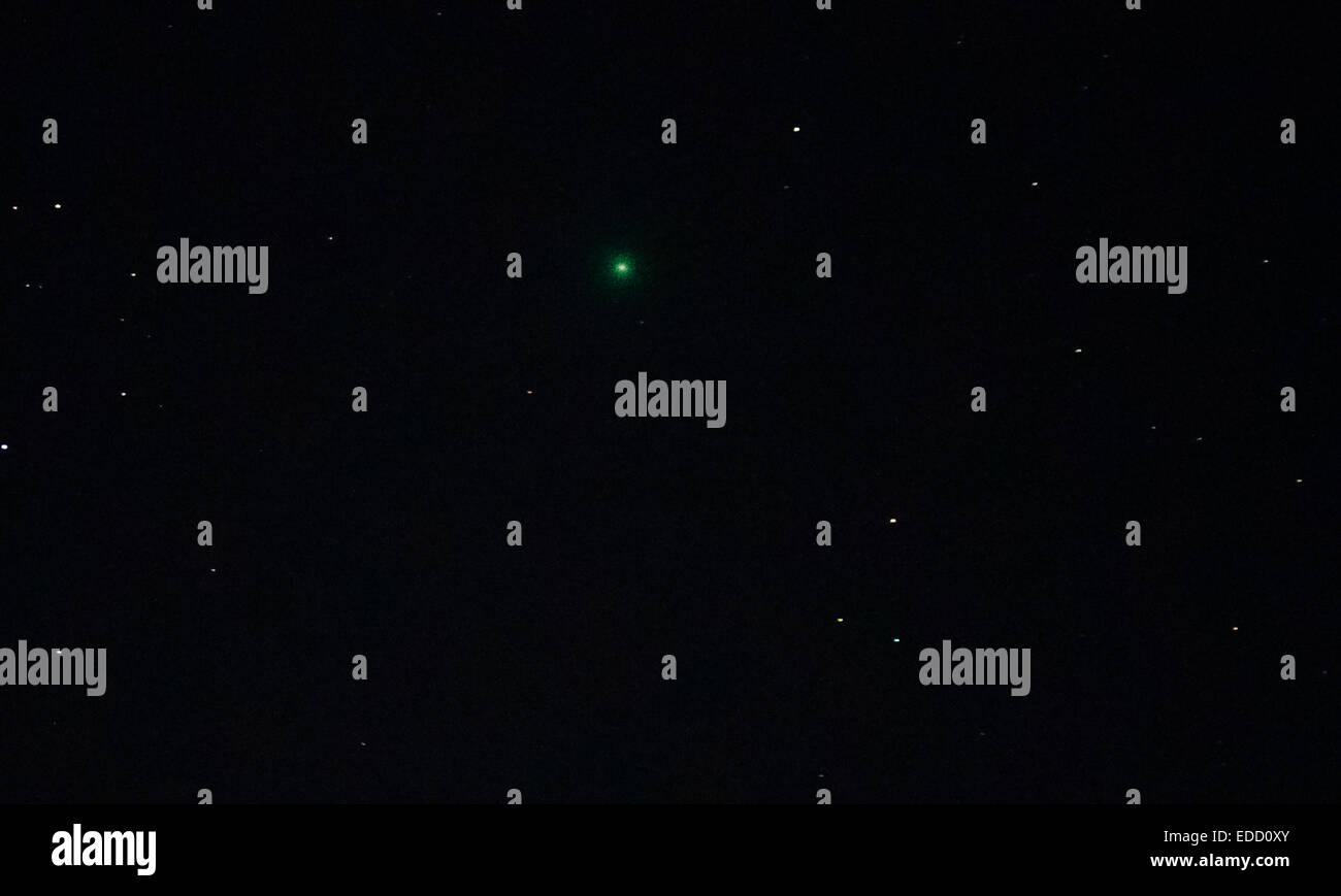 Nyköping, Svezia. Gen 5, 2015. La cometa C/2014 Q2 - Lovejoy, visto da Nyköping, Svezia, 05 gen 2015. (La Cometa è la cosa verde nel mezzo.) Credito: Stefan Sollfors/Alamy Live News Foto Stock