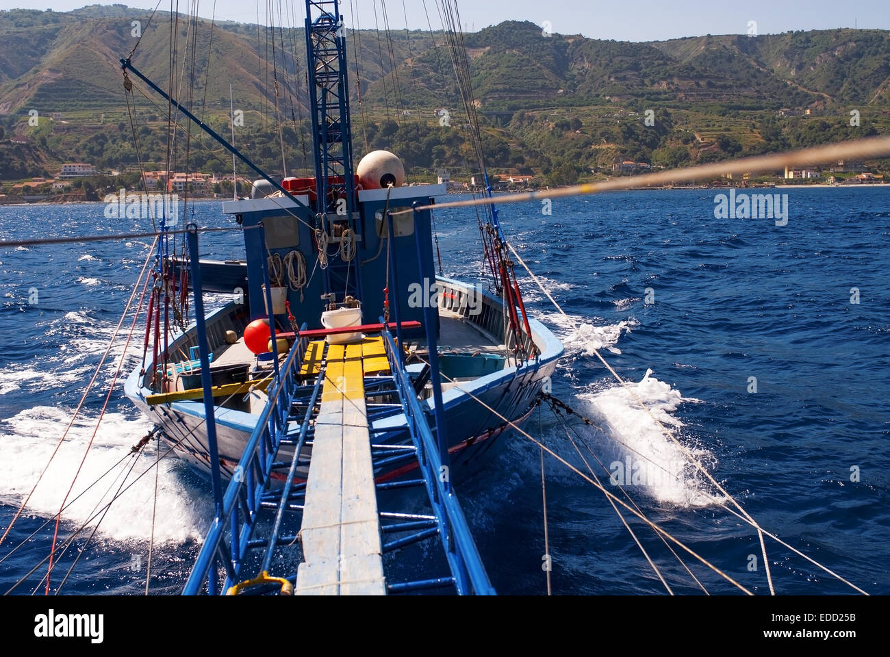 Prodotti tipici siciliani barca da pesca utilizzati nello Stretto di Messina Sicilia () per la pesca del pesce spada Foto Stock