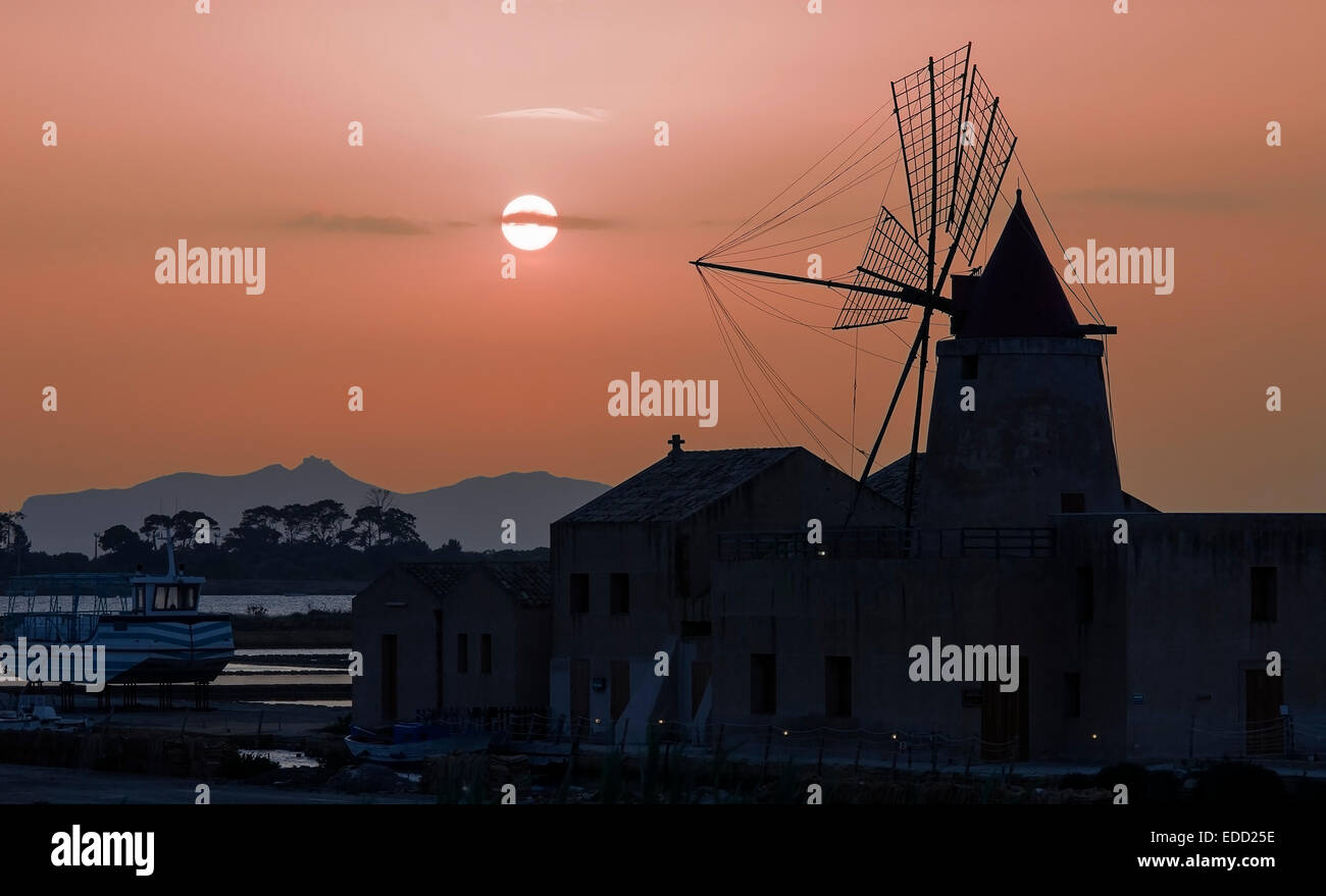 Mulino a vento nella baia di saline di Marsala di fronte le Isole Egadi in Sicilia Foto Stock