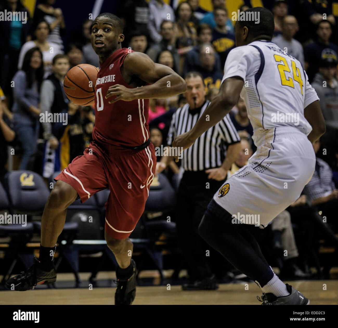 Berkeley USA CA. 04 gen 2015. Stato di Washington G # 0 Iroegbu IKE tenta di forzare il suo modo nella pittura degli uomini del NCAA pallacanestro tra Washington State Cougars e California Golden Bears 69-66 vincere a Hass Pavilion Berkeley in California Credito: csm/Alamy Live News Foto Stock