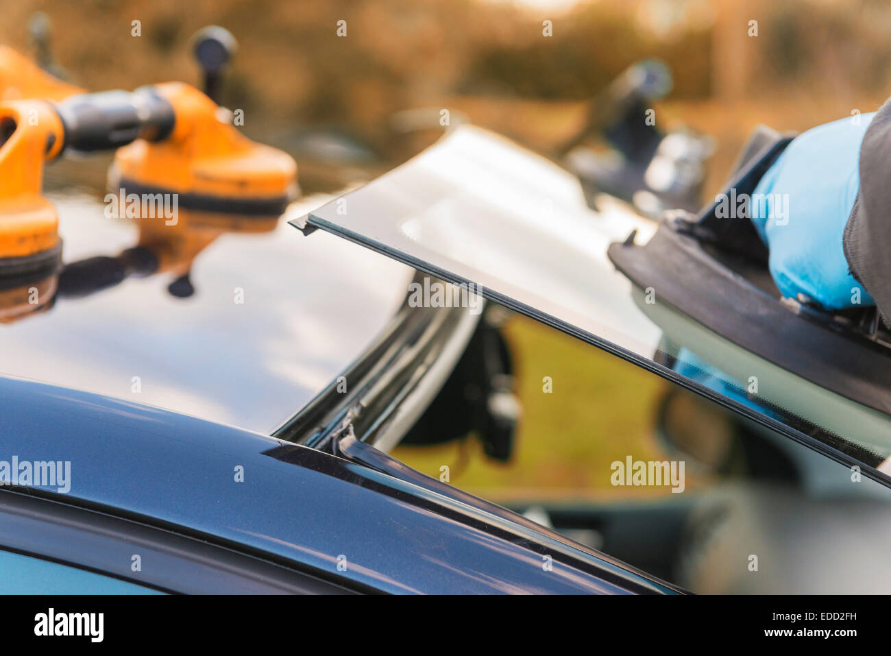 Un tecnico per Autoglass il montaggio di un nuovo parabrezza Foto Stock