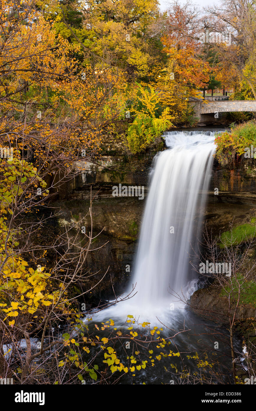 Cascate Minnehaha circondato da colori autunnali. Foto Stock