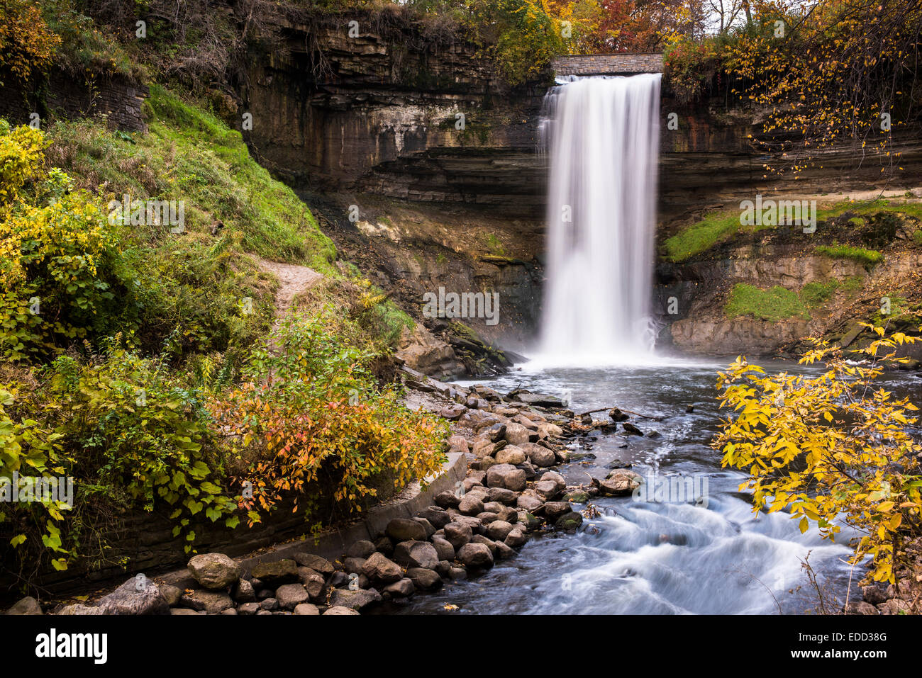 Cascate Minnehaha circondato da colori autunnali. Foto Stock