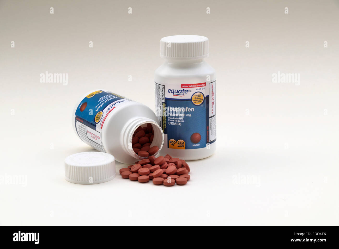 Due bottiglie di marchio generico (Wal Mart) Ibuprofene 200 mg. compresse visualizzati su uno sfondo bianco. Foto Stock