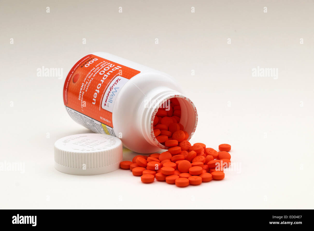 Una bottiglia di generici (marchio Walgreen) Ibuprofene 200 mg. compresse visualizzati su uno sfondo bianco. Foto Stock