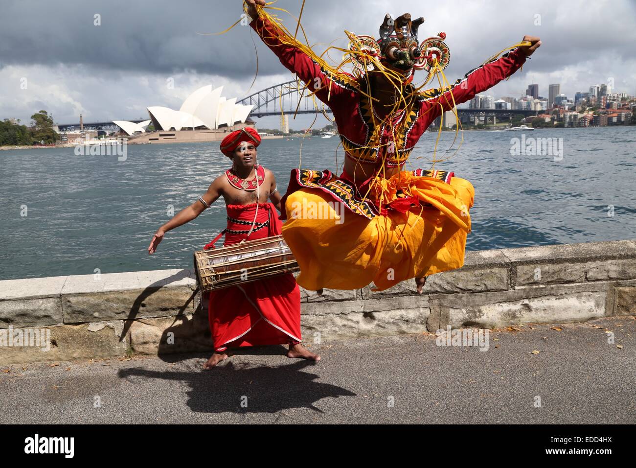 Sydney, Australia. 6 gennaio 2015. Lo Sri Lanka è più antica e prestigiosa società di danza, Chitrasena sono tornati in Australia per la prima volta in 40 anni per eseguire presso il Festival di Sydney. Chitrasena fu il primo Asian dance company a visitare l Australia in 1963. Chitrasena Dance Company sarà in esecuzione di 'Dancing per gli dèi' alla York Theatre, Seymour Centro come parte del Festival di Sydney da 8-11 gennaio. Una foto è stata chiamata svoltasi nei pressi di Mrs Macquaries Chair con la Sydney Opera House e Harbour Bridge in background. Credito: Richard Milnes/Alamy Live News Foto Stock