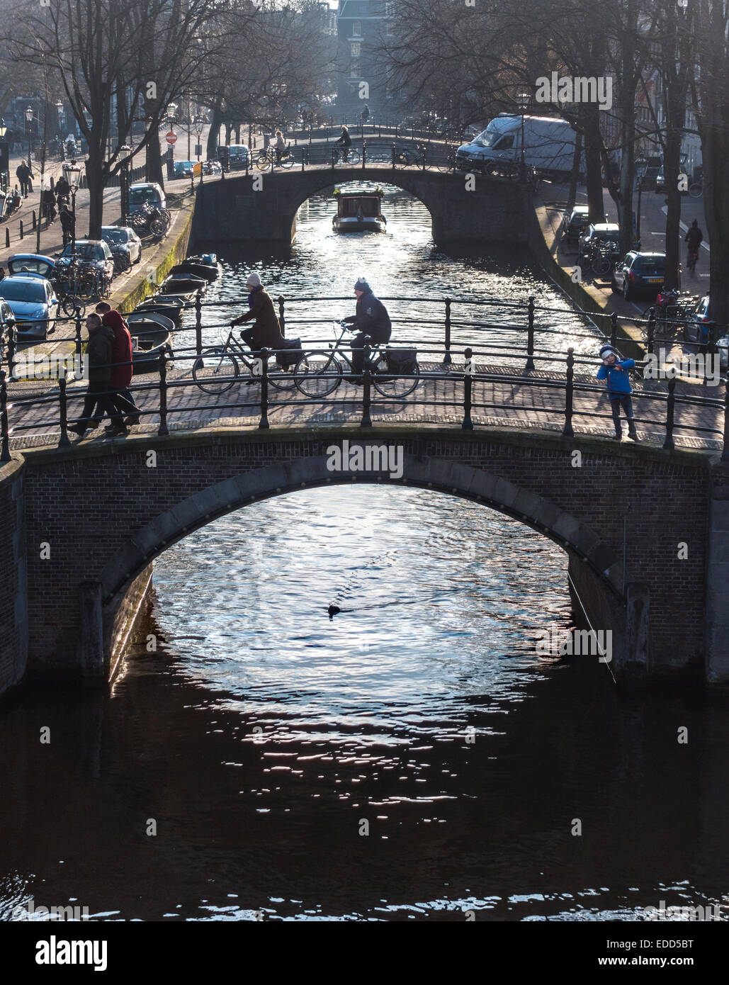 Amsterdam Reguliersgracht Canal famosa per i suoi sette ponti. Le biciclette sui ponti e lungo il canale su una domenica d'inverno Foto Stock