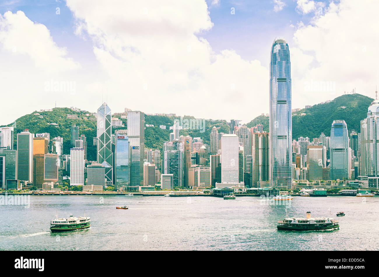 Skyline di Hong Kong Victoria Harbour con traghetto Crociera. Foto Stock