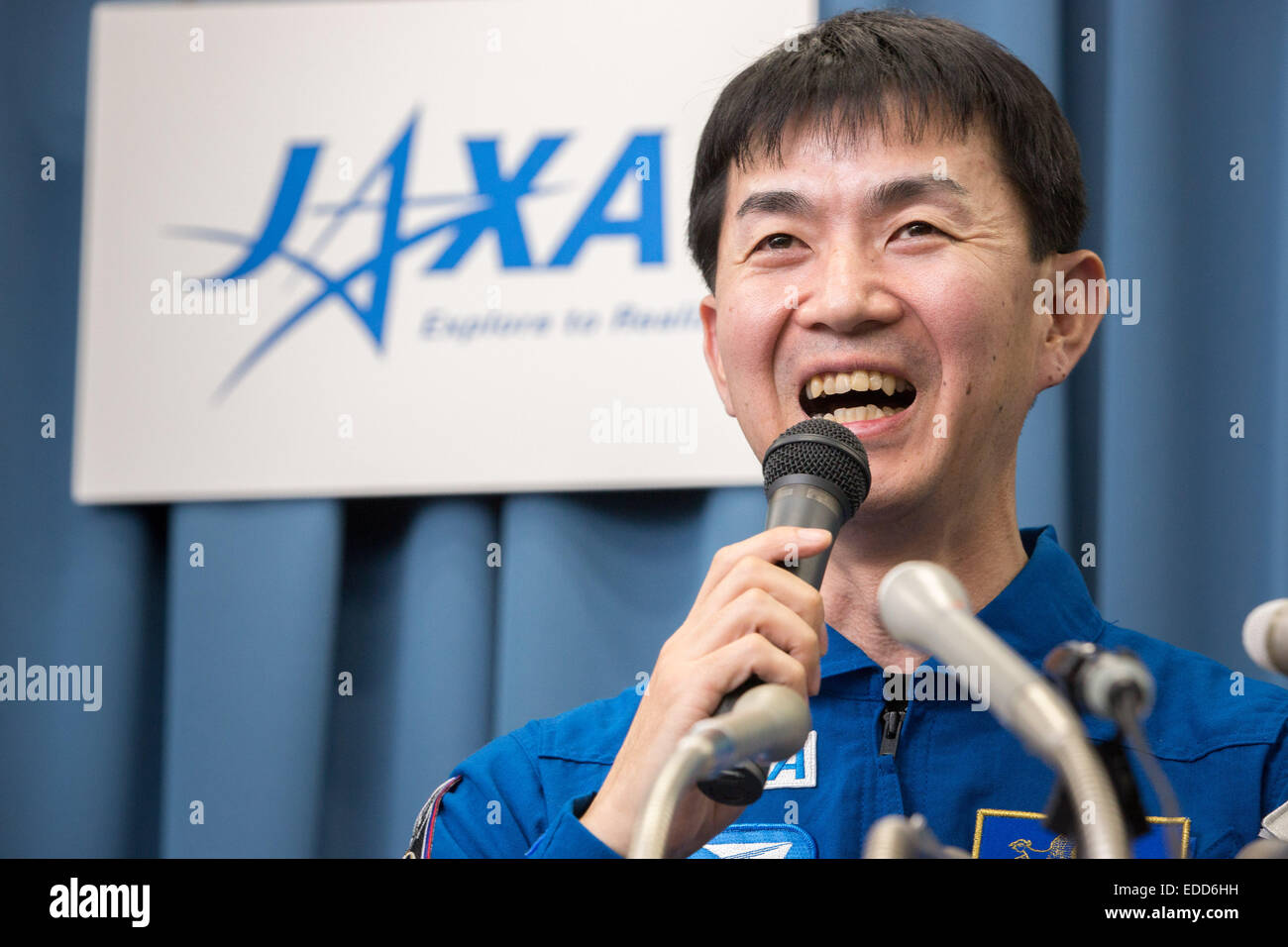 Tokyo, Giappone. Gen 5, 2015. Astronauta giapponese Kimiya Yui esprime il suo entusiasmo per un periodo di sei mesi di permanenza a bordo della Stazione Spaziale Internazionale nel corso di una conferenza stampa a Tokyo lunedì 5 gennaio 2015. Yui, 44, è stato scelto come ingegnere di volo per la prossima missione alla ISS in carica delle sue operazioni e la scienza esperimenti utilizzando l'ambiente spaziale. Credito: AFLO/Alamy Live News Foto Stock