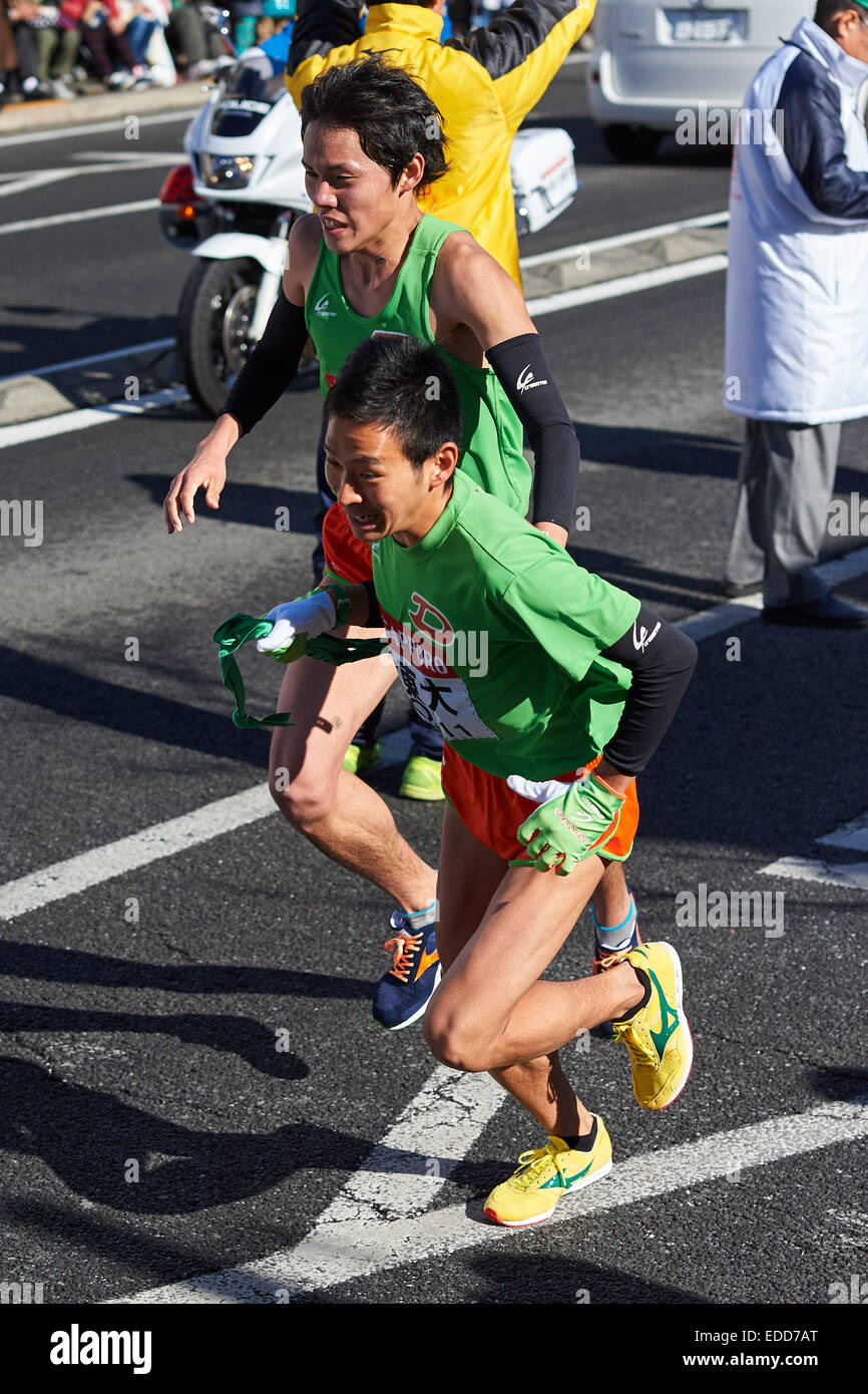 Kanagawa, Giappone. Il 2 gennaio, 2015. (L-R), Noritoshi Hara, Hiroshi Ichida (Daitobunka Univ) Atletica leggera : il 91Hakone Ekiden Race, Odawara relè posto a Kanagawa, Giappone . © AFLO SPORT/Alamy Live News Foto Stock