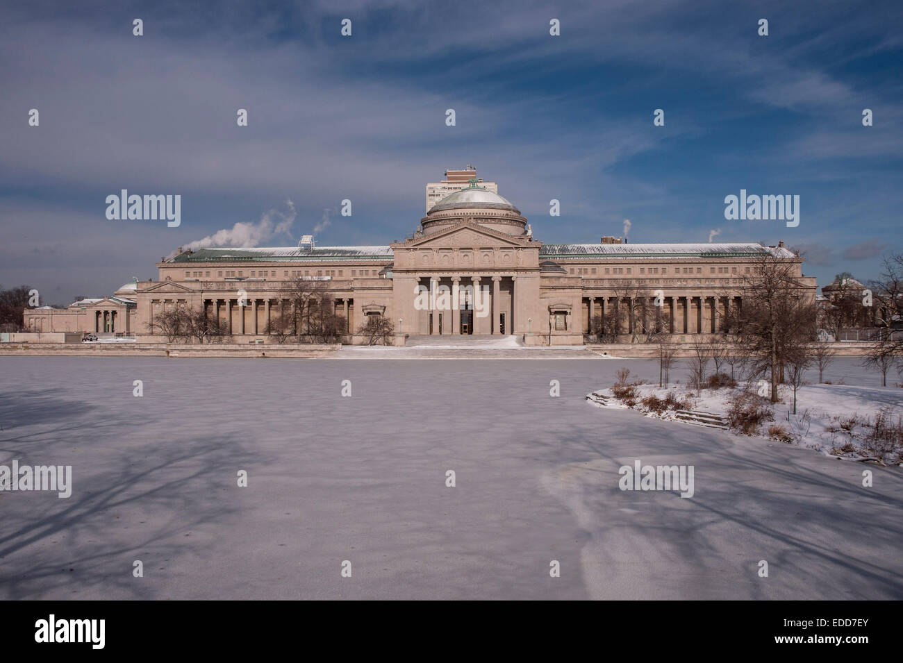 Chicago, Stati Uniti d'America, 5 gennaio 2015. Dopo una notte di neve, la gente in città il ritorno al lavoro dopo le vacanze sperimentato temperature di -16C (-4F). Più grave e più fredde meteo noto come il " Alberta Clipper' è previsto. Foto: Lago ghiacciato presso il Museo della Scienza e dell'industria a Jackson Park. Credito: Stephen Chung/Alamy Live News Foto Stock