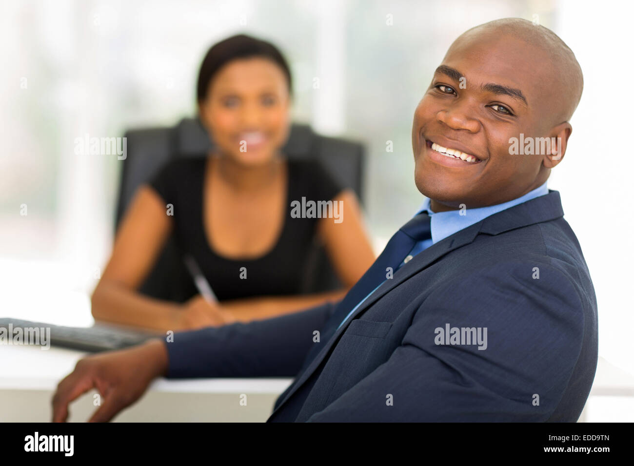 Bello Afro American businessman guardando indietro Foto Stock