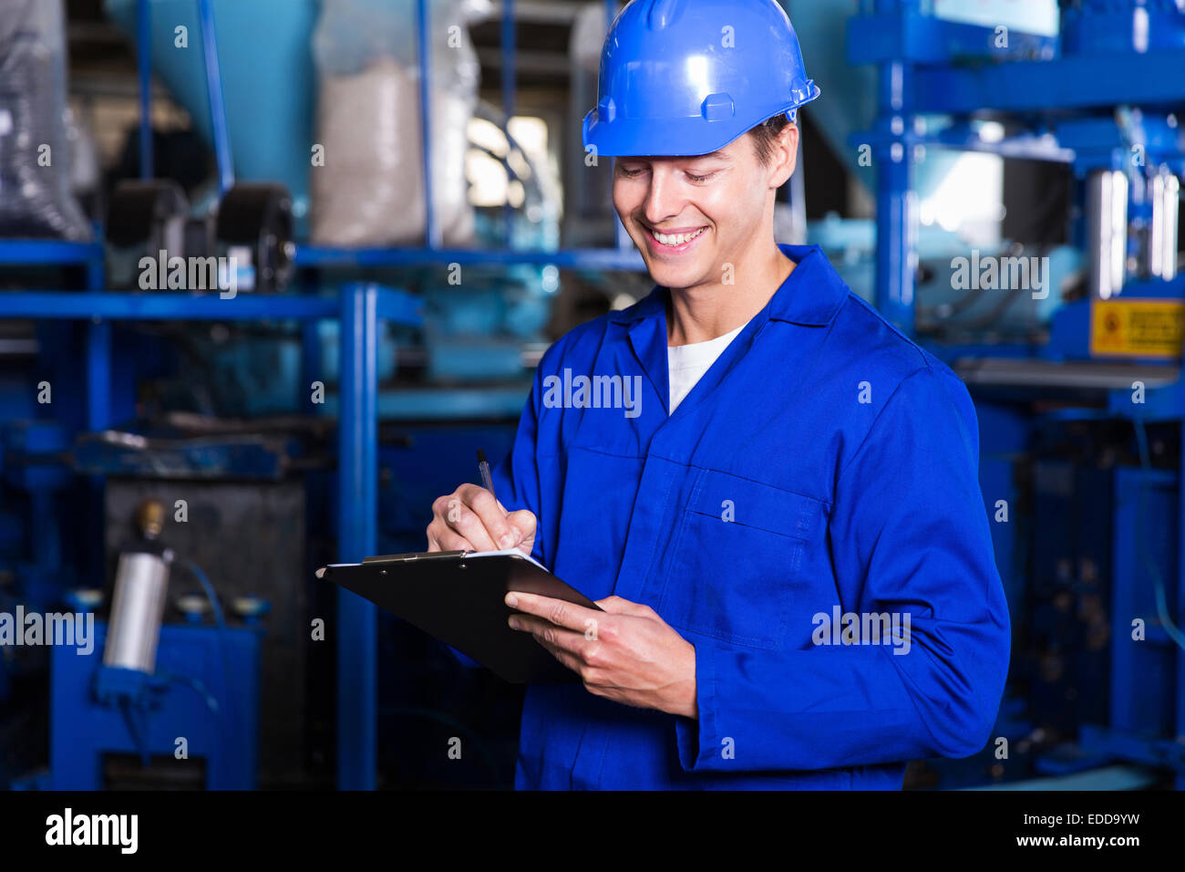 Felice operaio di fabbrica relazione di scrittura Foto Stock