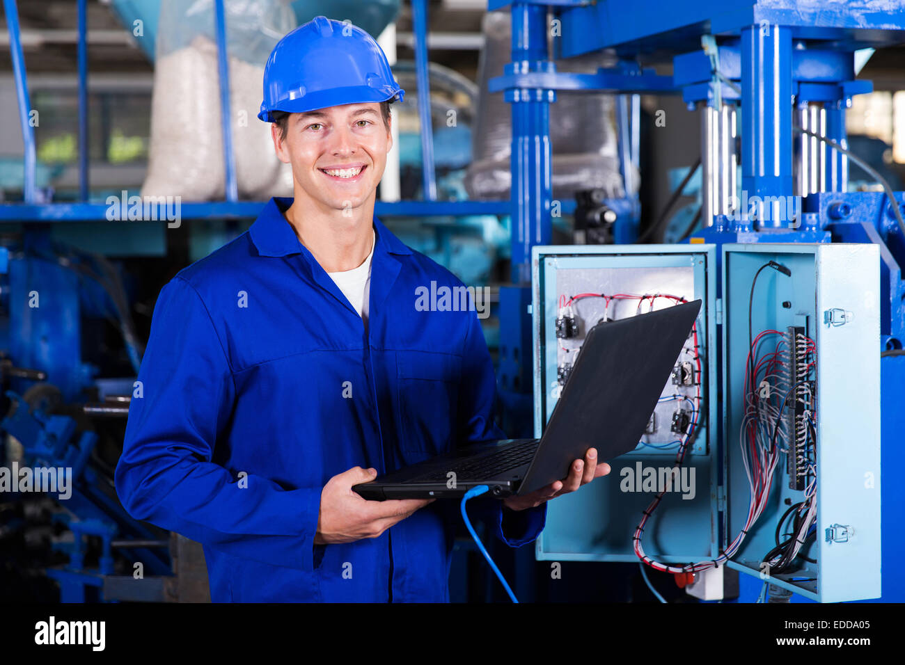 Ritratto di felice ingegnere industriale con computer portatile Foto Stock