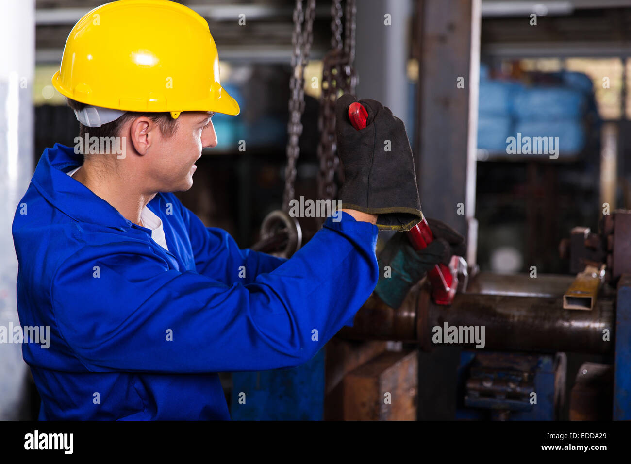 Meccanico con Monkey Wrench riparazione di tubazioni in fabbrica Foto Stock