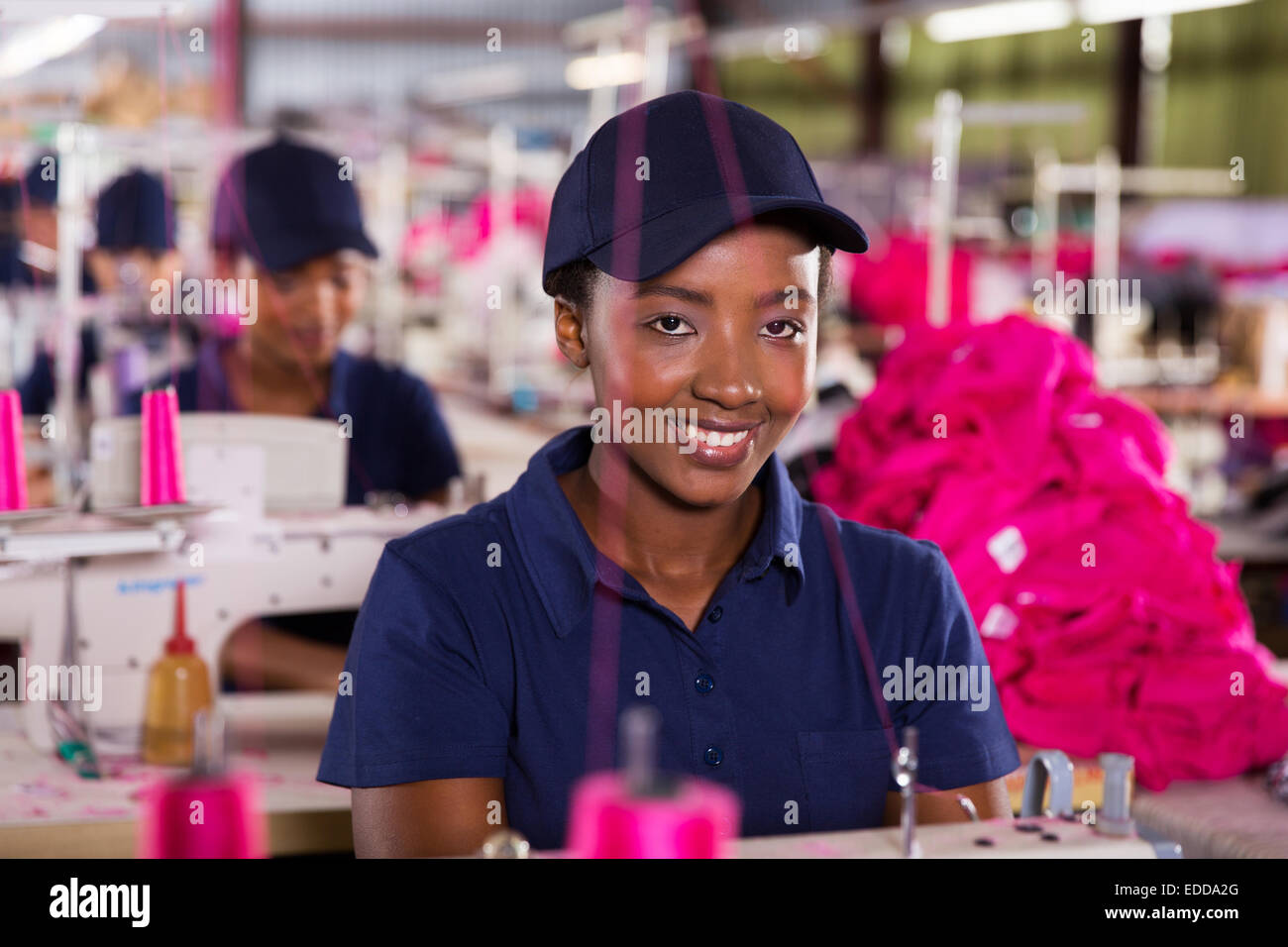 Felice femmina tessile africana lavoratore in fabbrica Foto Stock