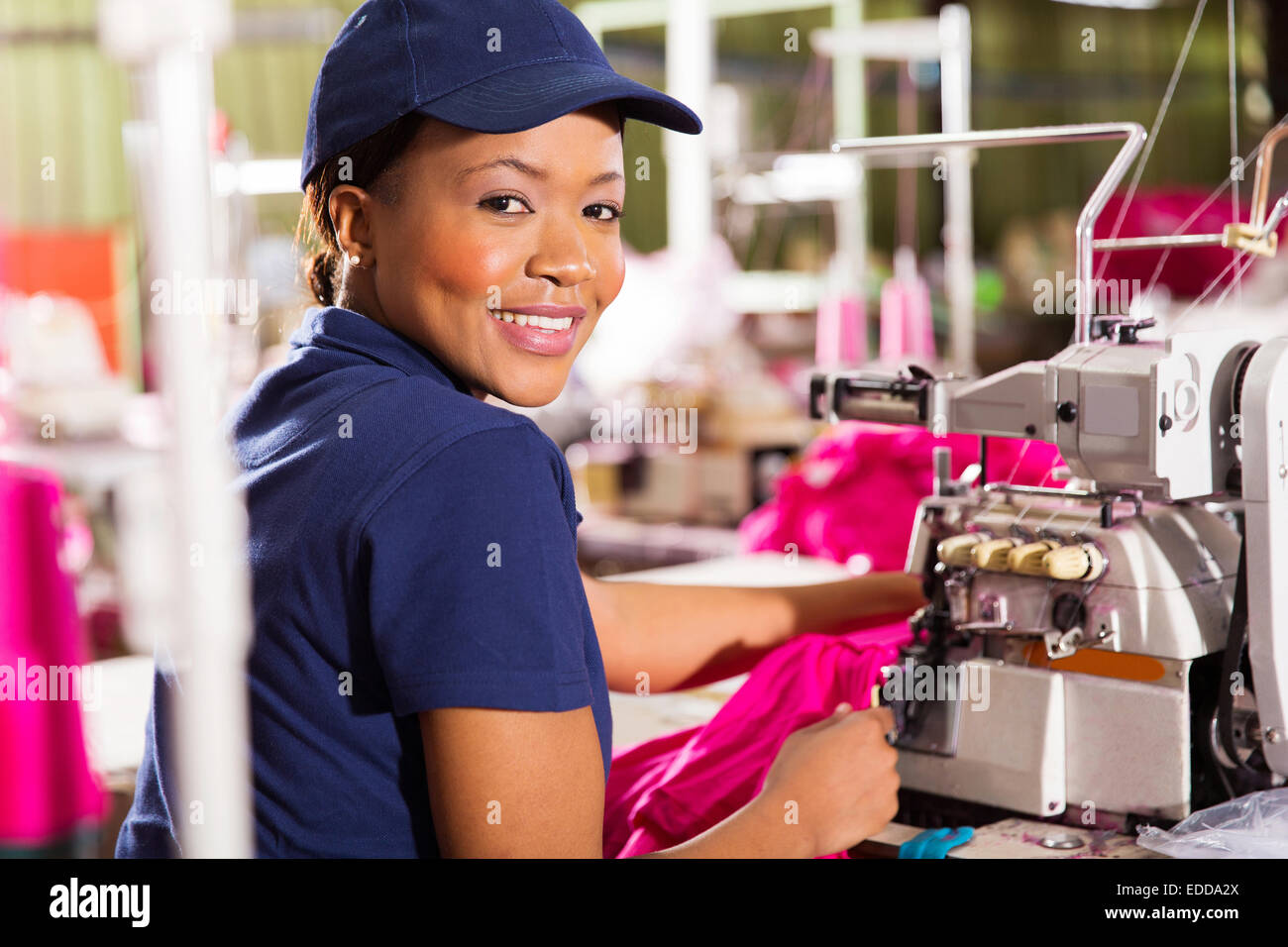 Felice femmina abbigliamento africano operaio di fabbrica la cucitura Foto Stock
