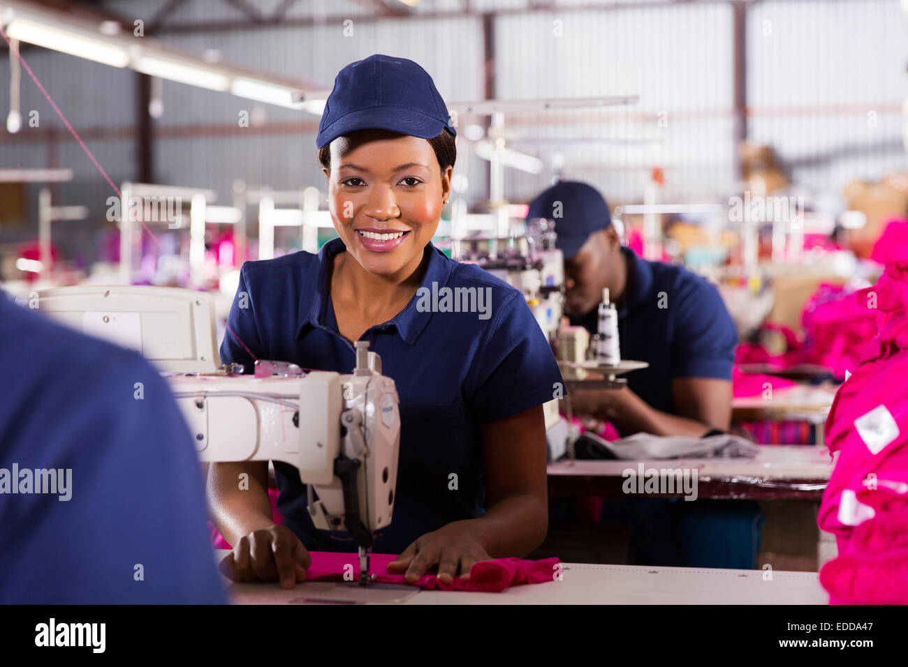 Ritratto di macchinista africana la cucitura Foto Stock