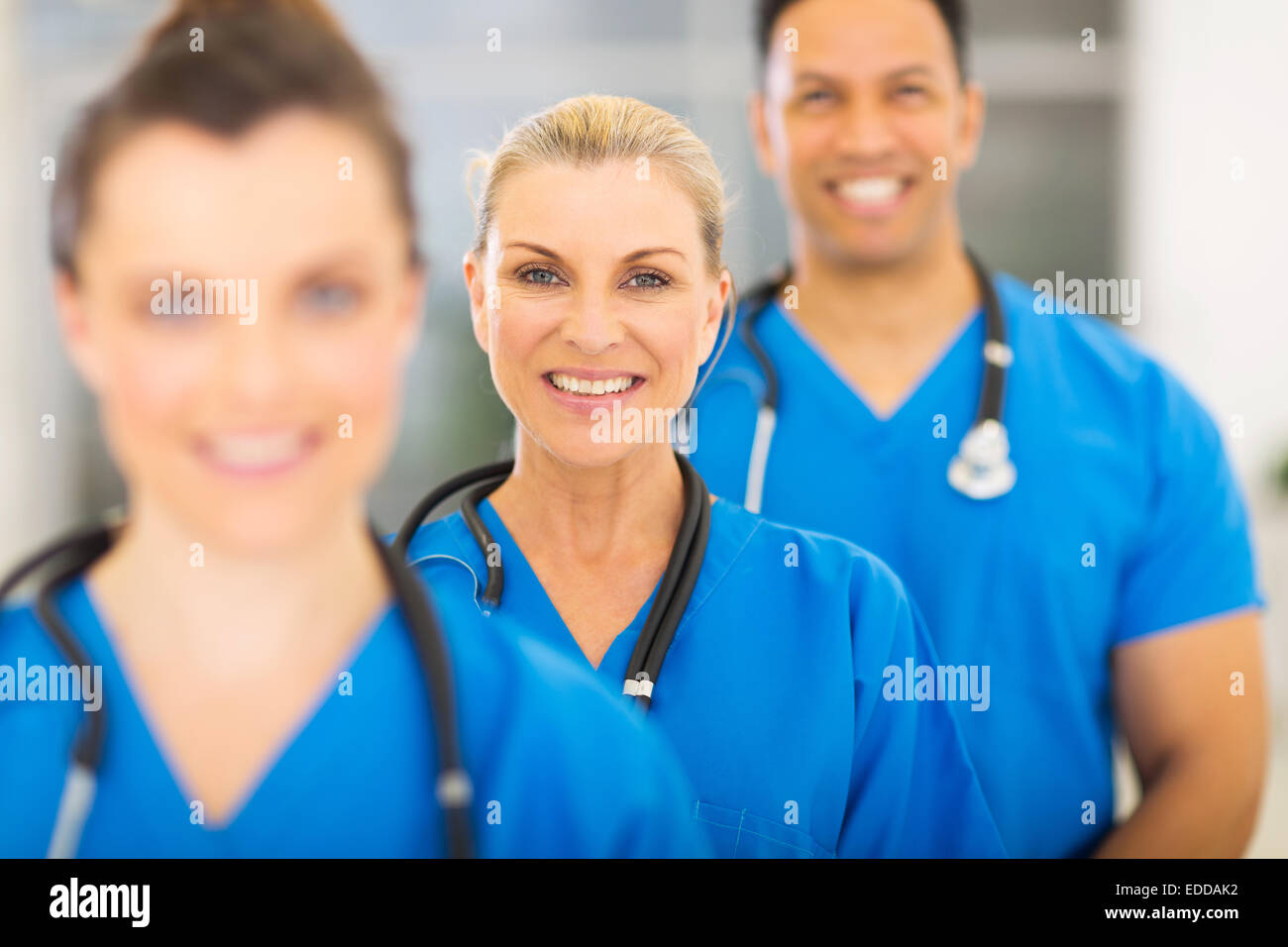 Gruppo di felice lavoratori medici line up Foto Stock