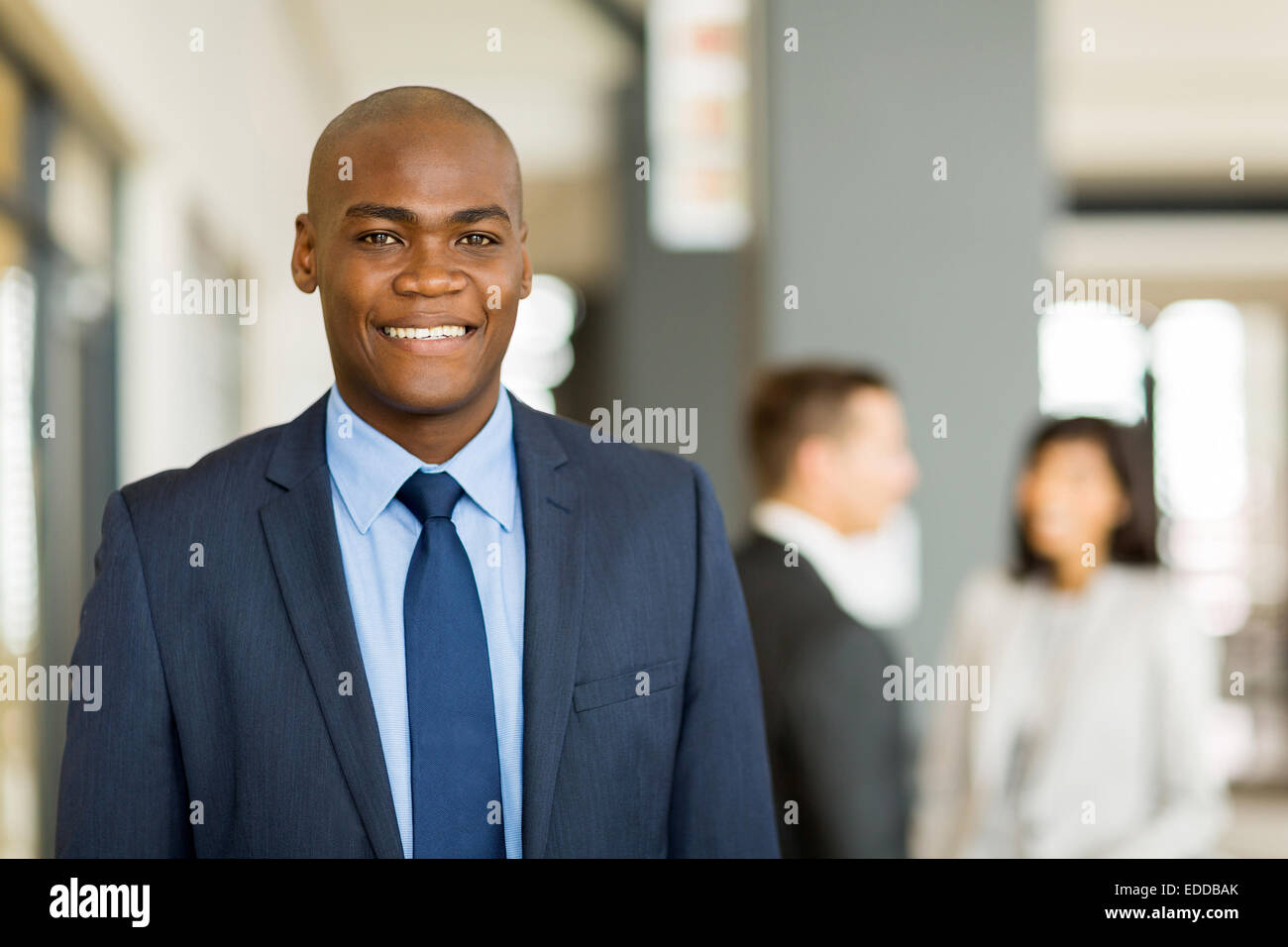 Bel giovane nero business man in office Foto Stock