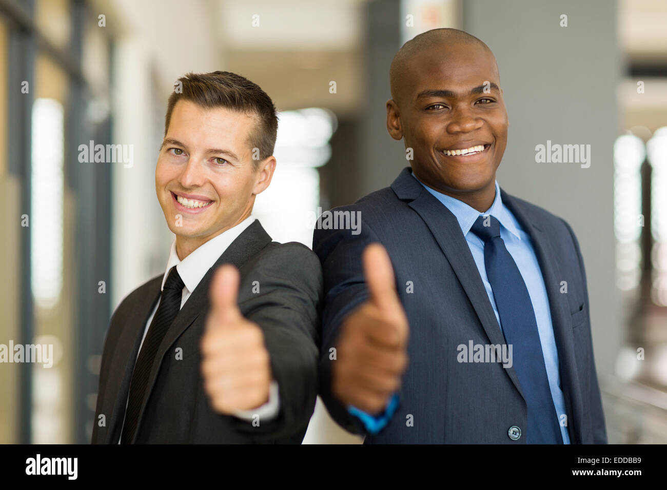Ritratto di bello multirazziale uomini d' affari pollice in alto Foto Stock