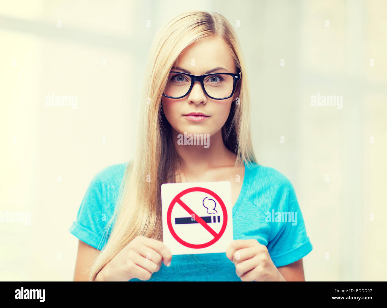 Donna con fumatori segno di restrizione Foto Stock
