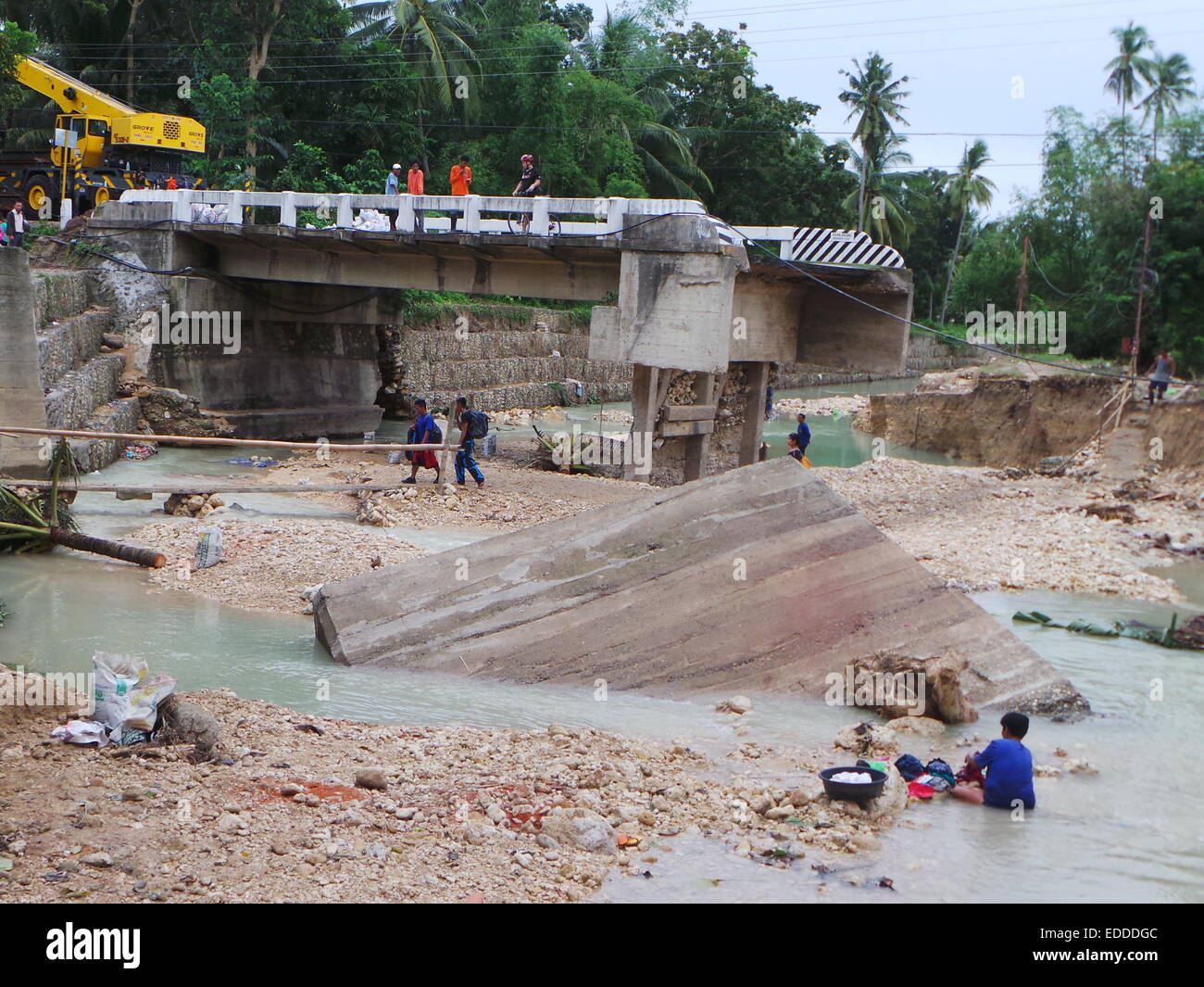 Simala, Filippine. Gen 5, 2015. A causa di inondazioni e la forte corrente d'acqua portata dal Tifone Seniang, Dumiog ponte di Simala Cebu naufragò su dicembre 29, 2014. Migliaia di passeggeri di tornare al lavoro dopo una lunga vacanza a Cebu City e il turista che visita il famoso sito di immersione Oslob e Dumaguete sono rimasti bloccati a causa della pesantemente danneggiata bridge. Credito: PACIFIC PRESS/Alamy Live News Foto Stock