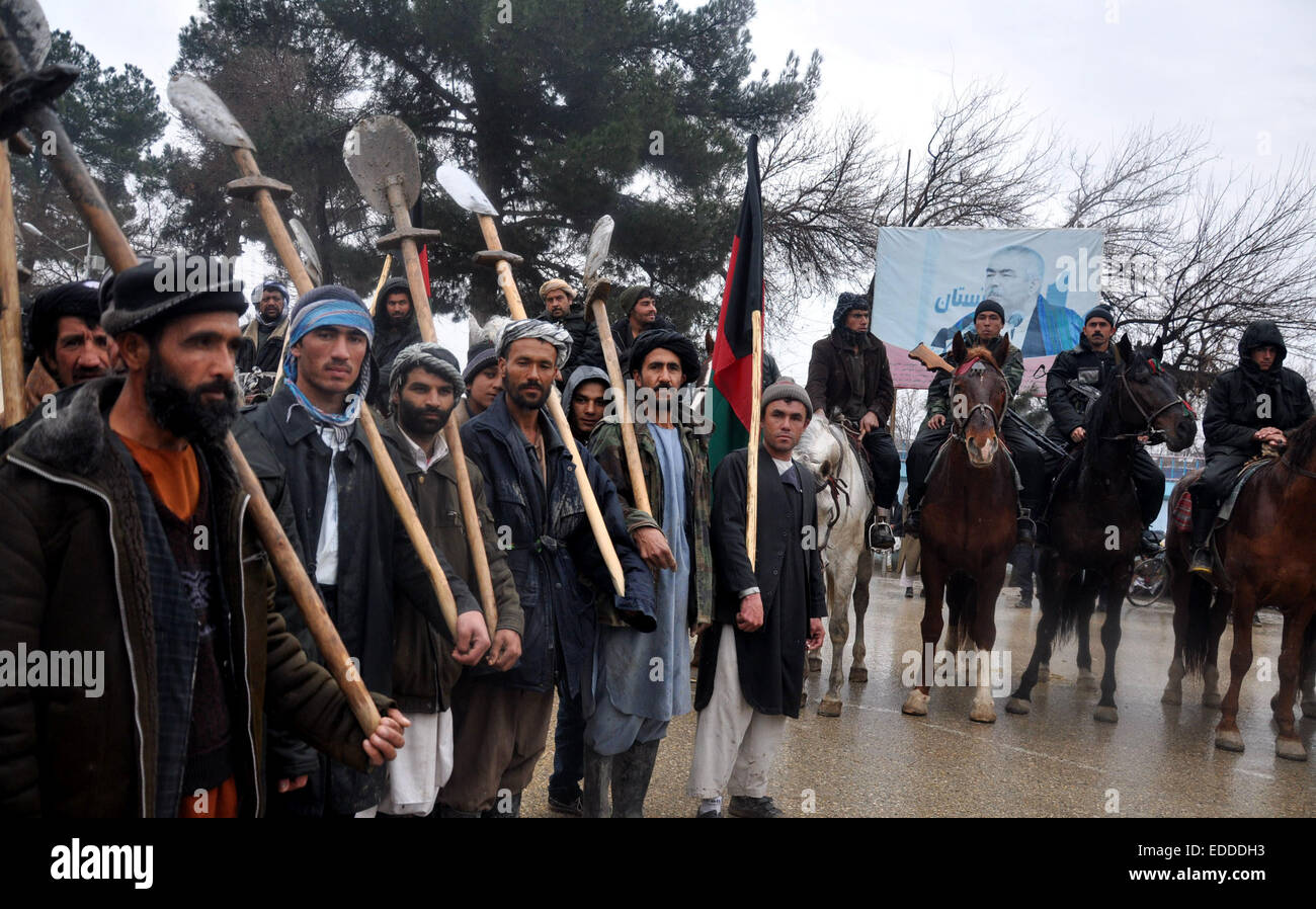Jowzjan. Gen 5, 2015. I residenti locali annunciano il loro sostegno per il governo afghano nella provincia di Jowzjan in Afghanistan settentrionale, 5 gennaio 2015. Migliaia di afghani che include centinaia di donne si sono riuniti nel nord della provincia di Jowzjan capitale della città di Sheberghan lunedì, denunciato talebani vestito e hanno annunciato il loro appoggio alle forze di sicurezza nazionali afgane. Credito: Arui/Xinhua/Alamy Live News Foto Stock