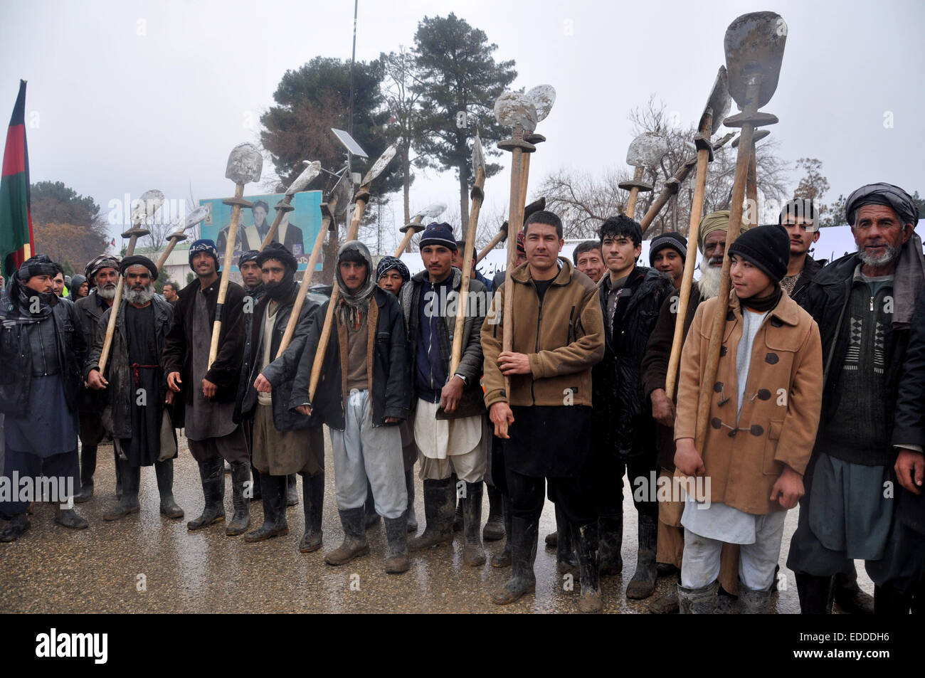 Jowzjan. Gen 5, 2015. I residenti locali annunciano il loro sostegno per il governo afghano nella provincia di Jowzjan in Afghanistan settentrionale, 5 gennaio 2015. Migliaia di afghani che include centinaia di donne si sono riuniti nel nord della provincia di Jowzjan capitale della città di Sheberghan lunedì, denunciato talebani vestito e hanno annunciato il loro appoggio alle forze di sicurezza nazionali afgane. Credito: Arui/Xinhua/Alamy Live News Foto Stock