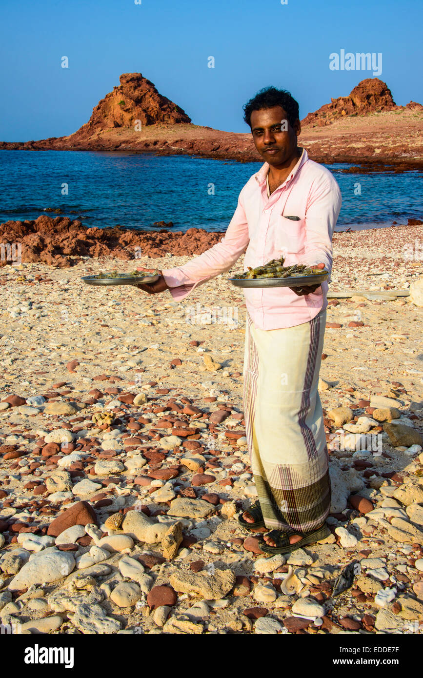 L'uomo presentando i gamberetti freschi, Dimhari, isola di Socotra, Yemen Foto Stock