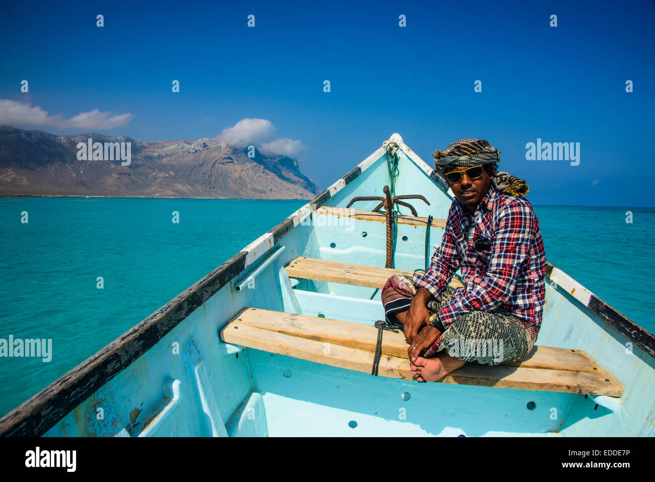 Socotran uomo seduto in barca da pesca, Qalansia, isola di Socotra, Yemen Foto Stock