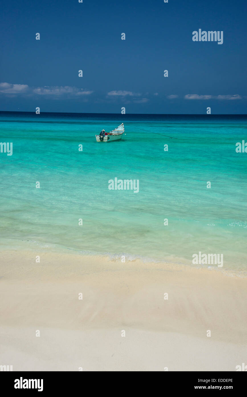 Barca da pesca nelle acque turchesi nella baia di Shuab, isola di Socotra, Yemen Foto Stock