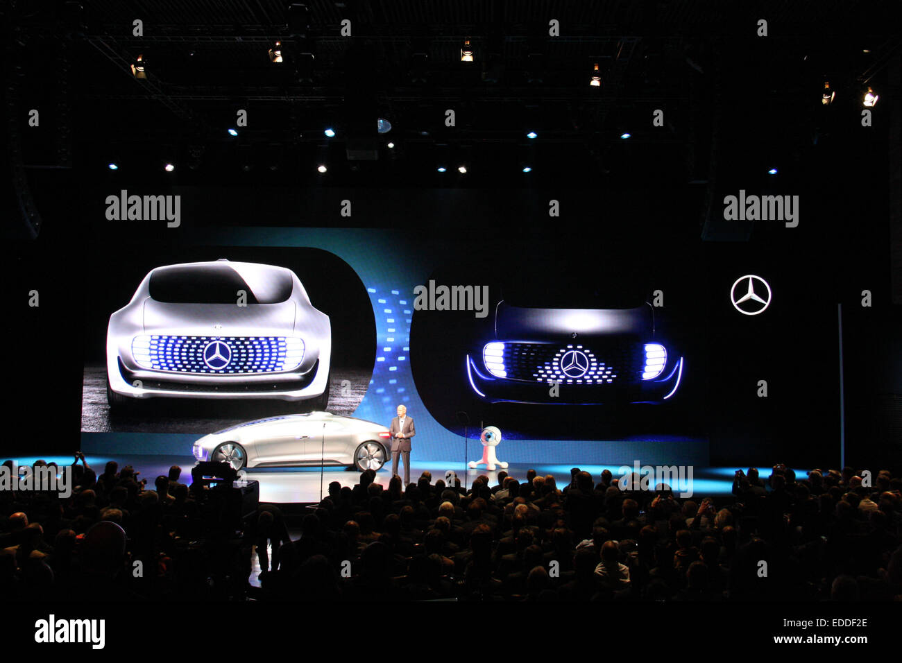 Las Vegas, Stati Uniti d'America. 05 gen 2015. La self-driving concept car F015 dell'azienda di automobili Daimler si erge sul palco durante la comparsa del CEO Dieter Zetsche al Consumer Electronics Show (CES) di Las Vegas, Stati Uniti d'America, 05 gennaio 2015. Il LED blu sulla griglia del radiatore sono supposti per mostrare se la vettura aziona autonomamente o con un conducente al volante al momento. Foto: ANDREJ SOKOLOW/dpa/Alamy Live News Foto Stock