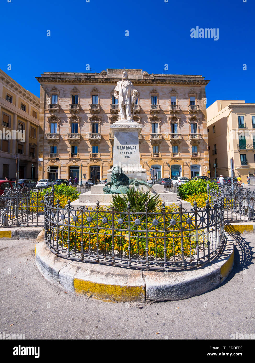 L'Italia, Sicilia, Trapani, Piazza Garibaldi, Viale Regina Elena, statua di Giuseppe  Garibaldi, ex Grand Hotel in background Foto stock - Alamy
