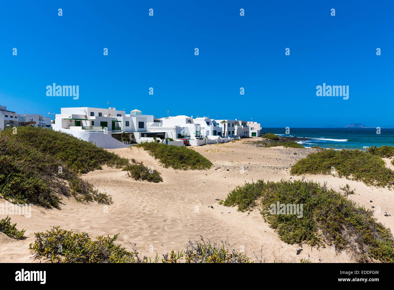 Spagna Isole Canarie Lanzarote, Los Valles, case bianche a Playa de Famara Foto Stock